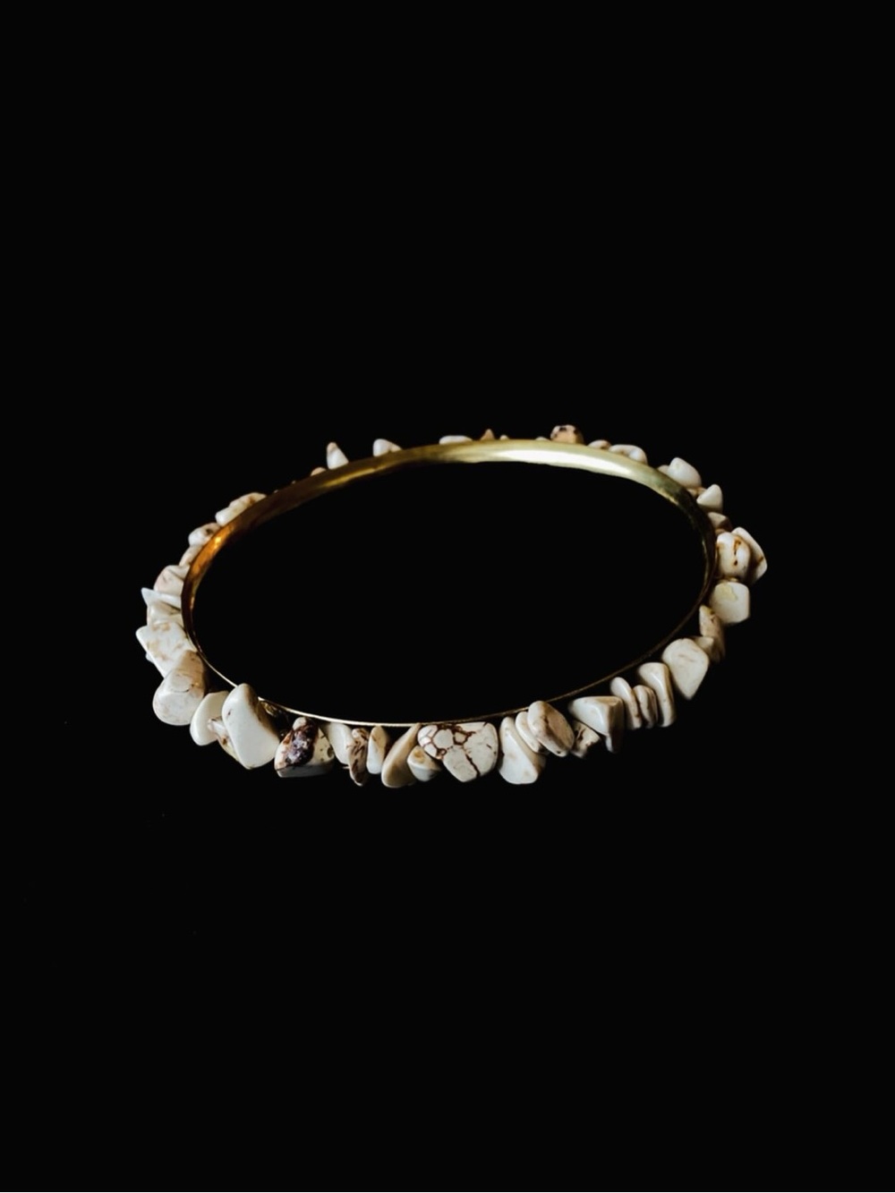 Raw White Howlite Chip + Gold-Tone Bangle Bracelet